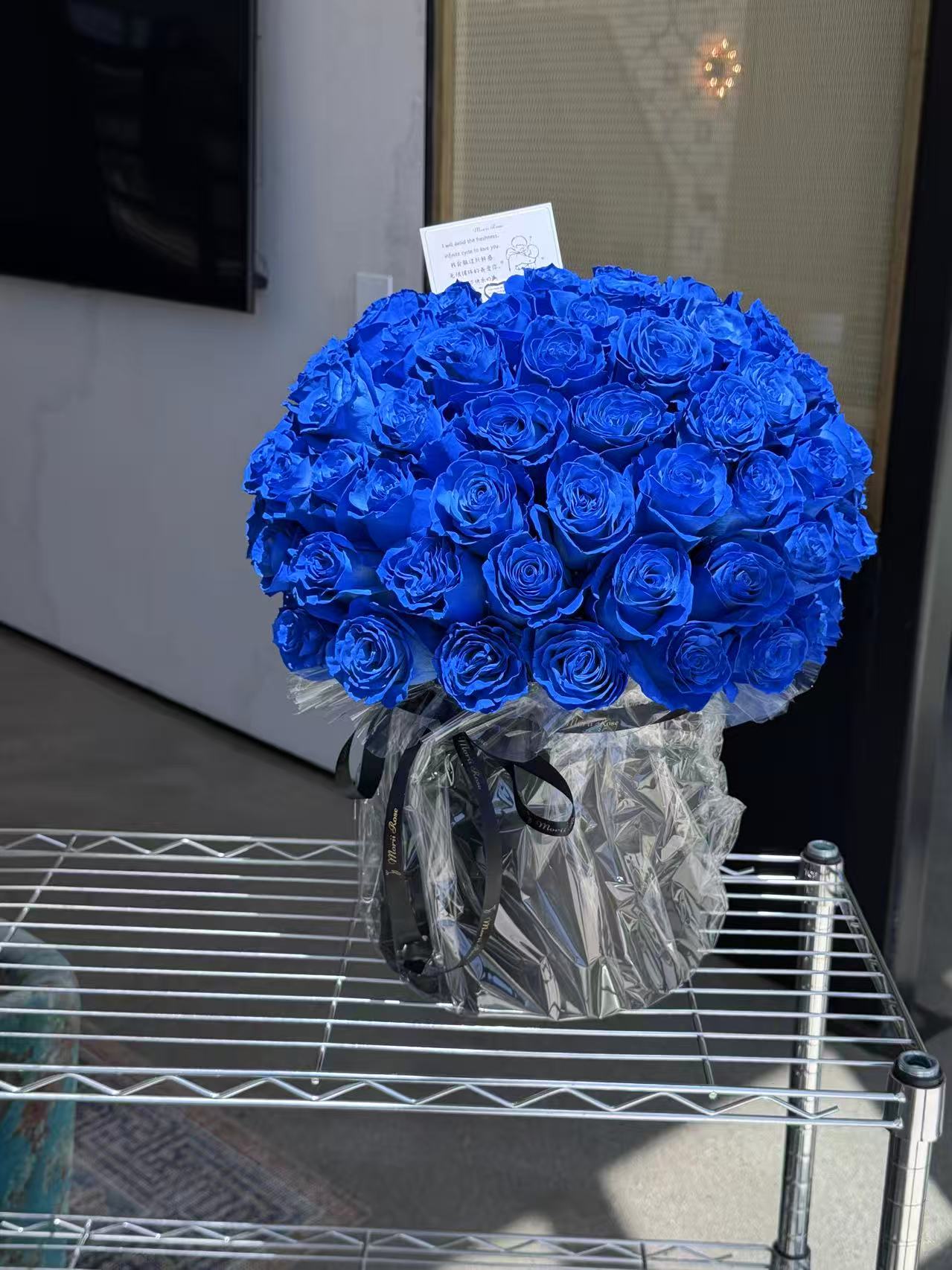 100 Ecuadorian Klein Blue Roses Hug Bucket