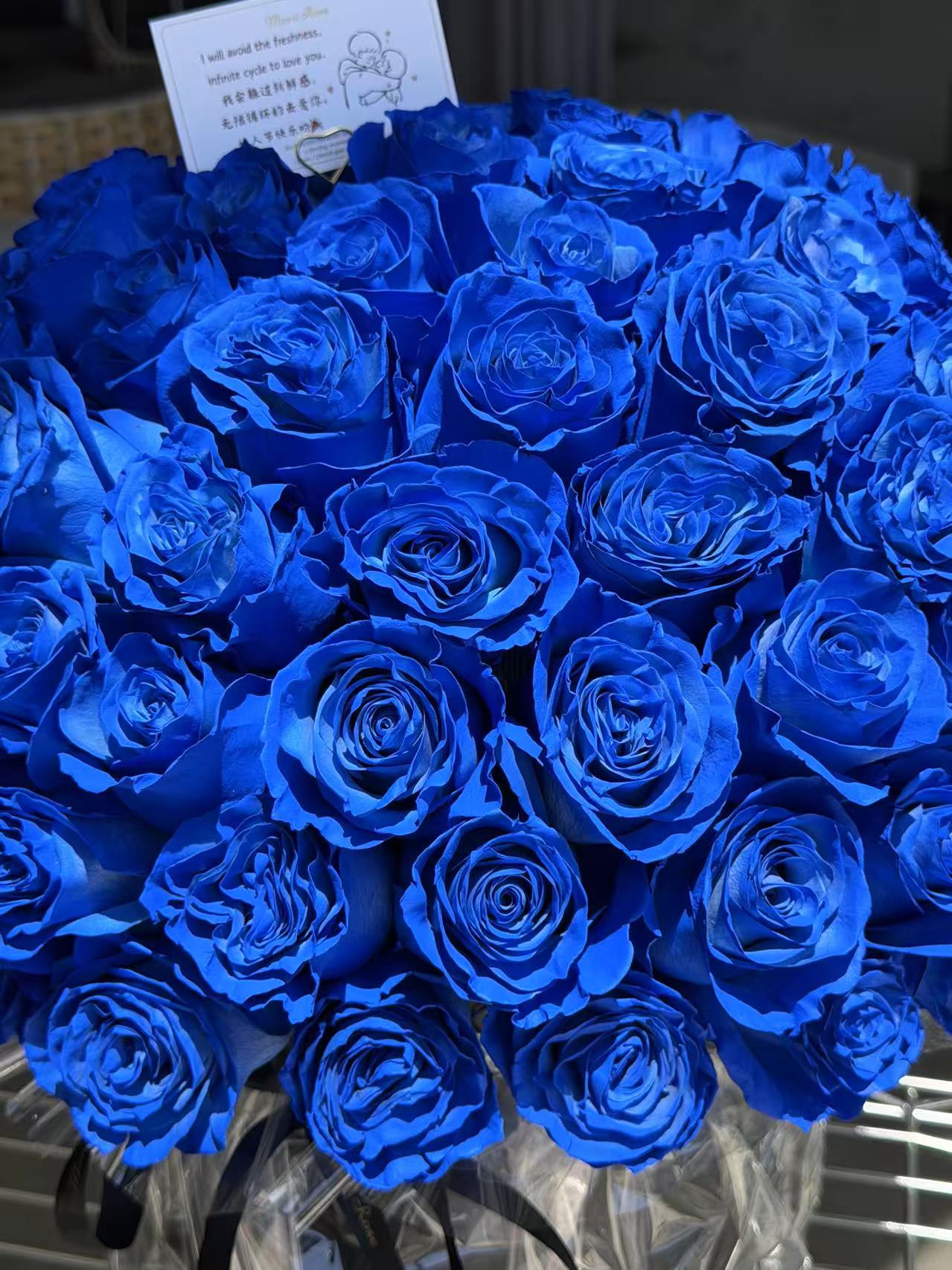 100 Ecuadorian Klein Blue Roses Hug Bucket