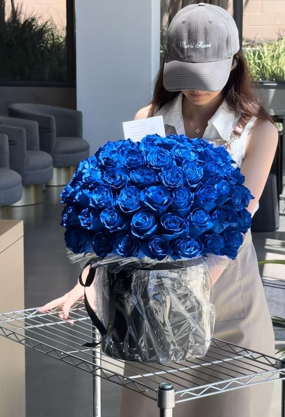 100 Ecuadorian Klein Blue Roses Hug Bucket