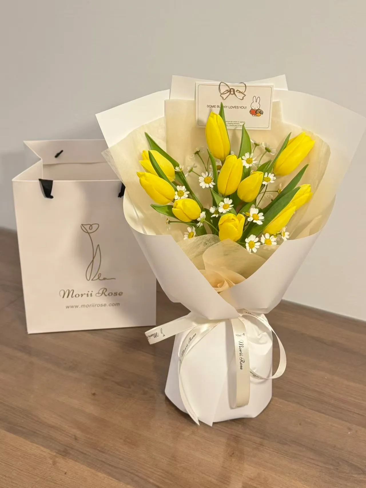 Little Daisies & Fountain Straw-Yellow Tulips