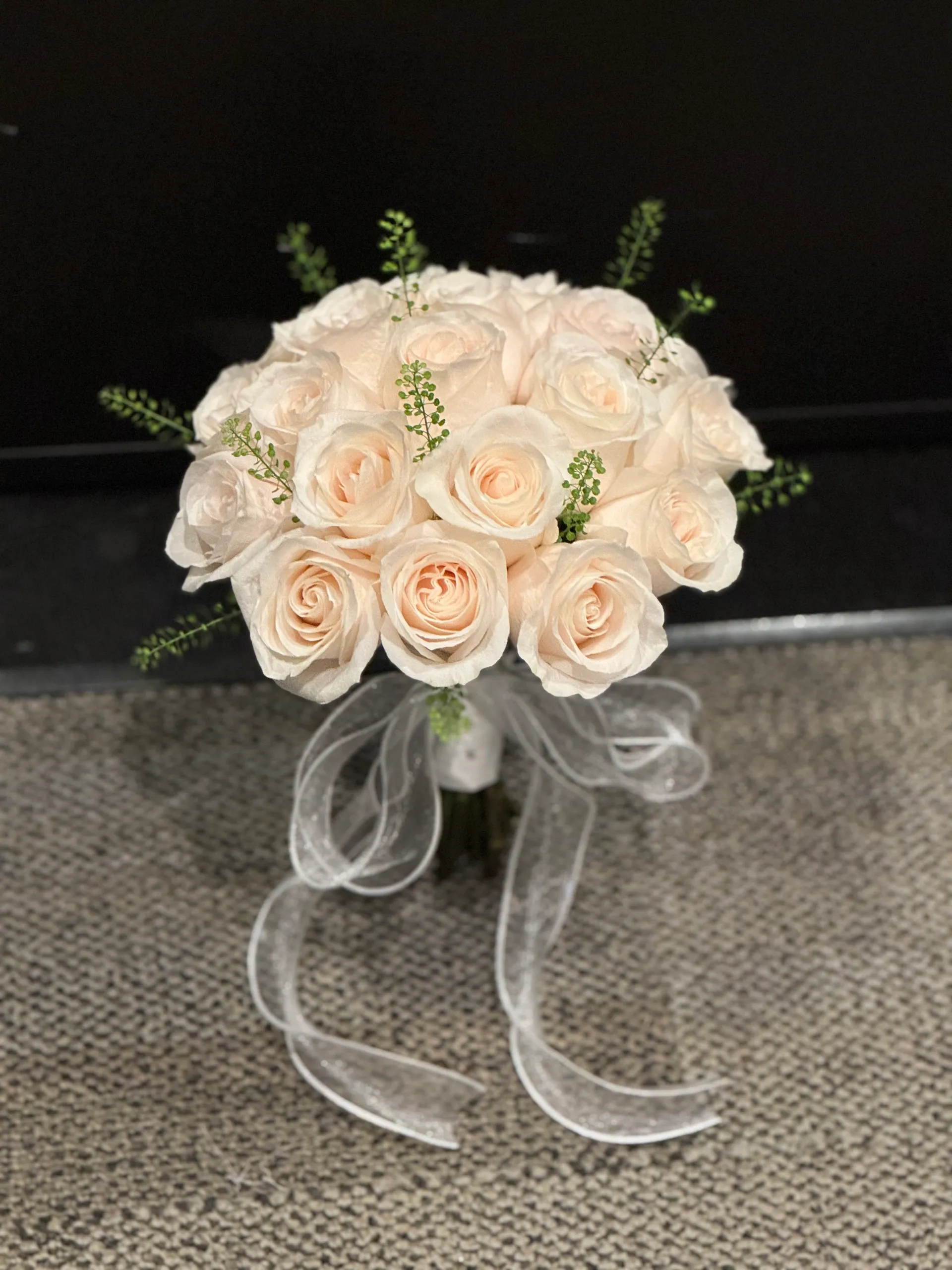 Vendela Rose & Green Baby's Breath Hand-tied Bouquet