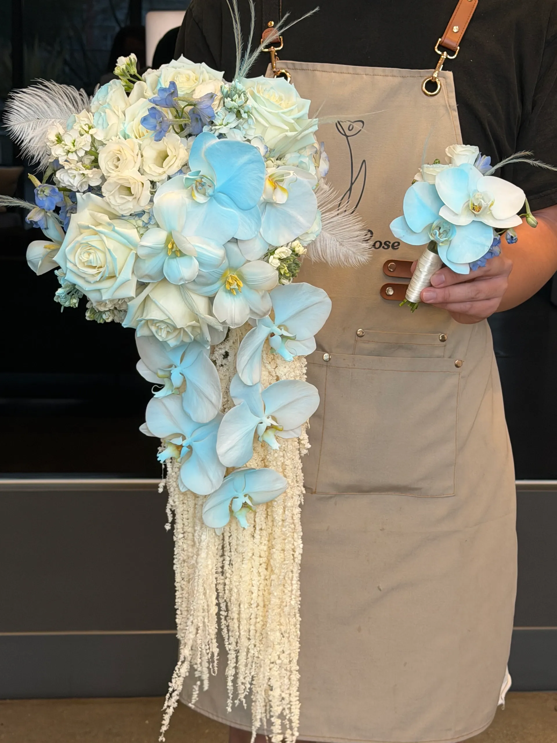 Crushed Ice Blue Teardrop Bridal Bouquet(Crushed Ice Blue Teardrop Bridal Bouquet)