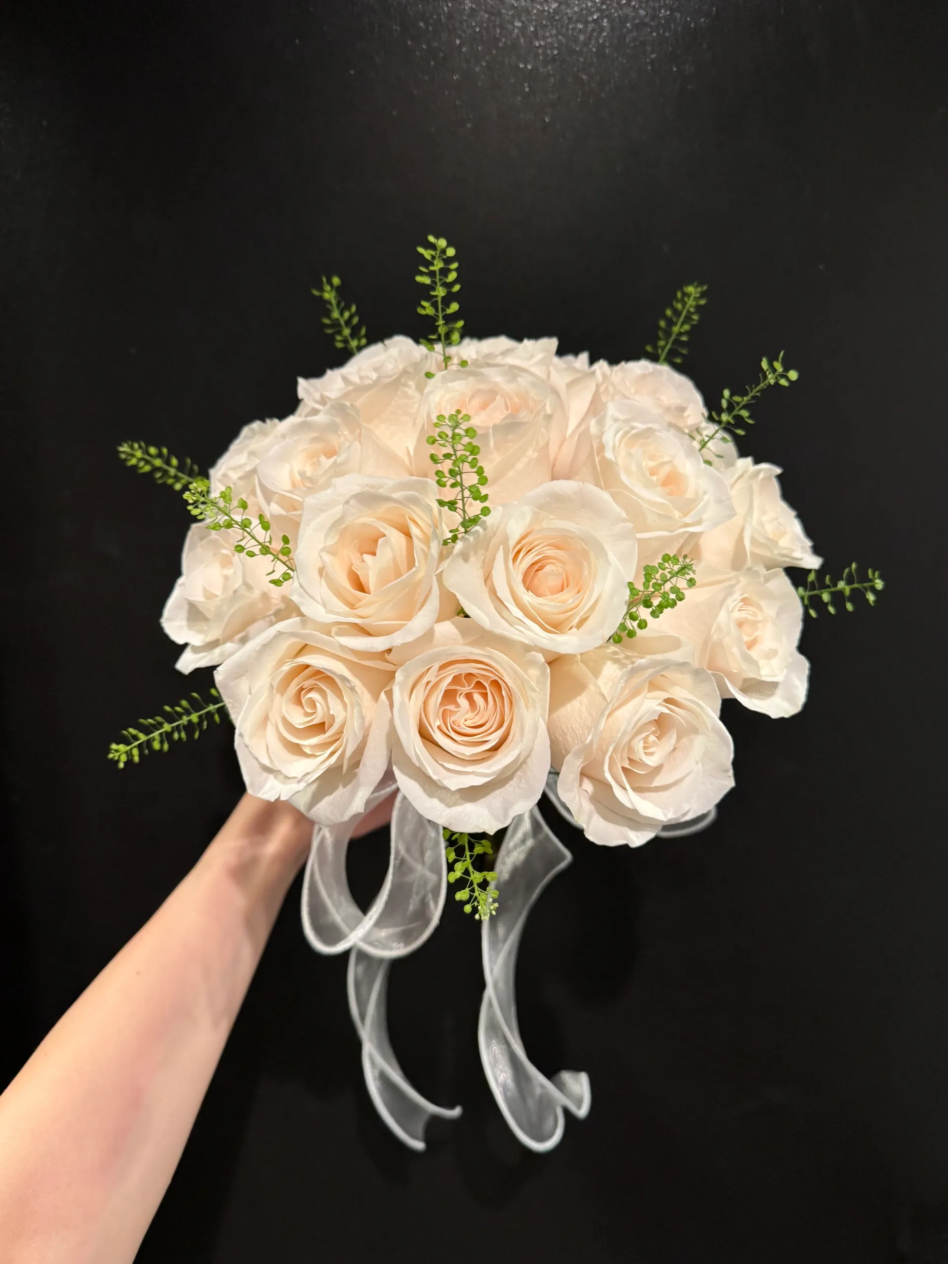 Vendela Rose & Green Baby's Breath Hand-tied Bouquet